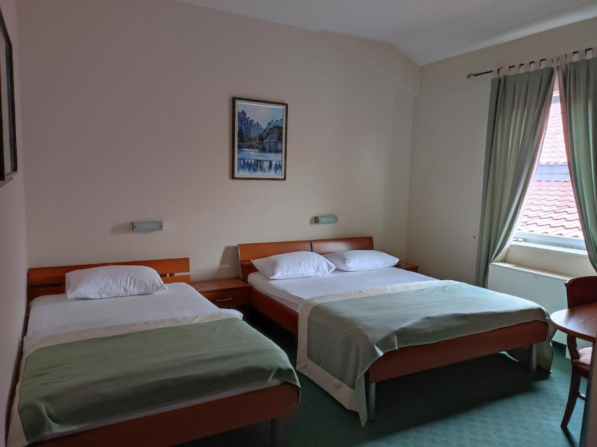 Hotel Bacchus 리브노 외부 사진