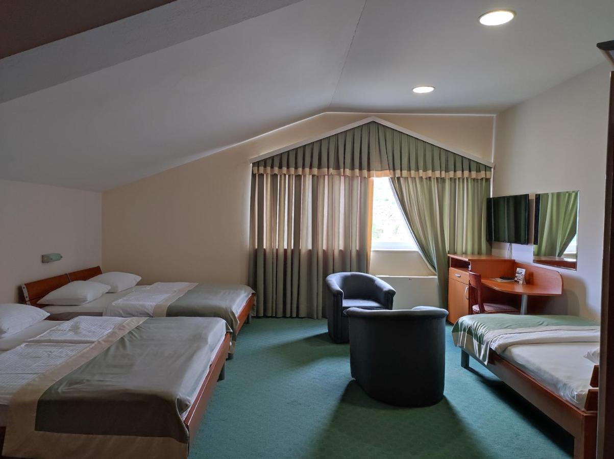Hotel Bacchus 리브노 외부 사진