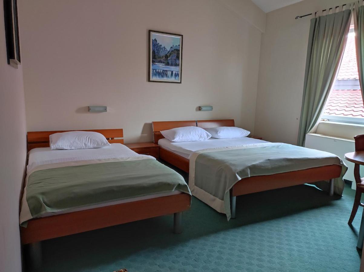 Hotel Bacchus 리브노 외부 사진