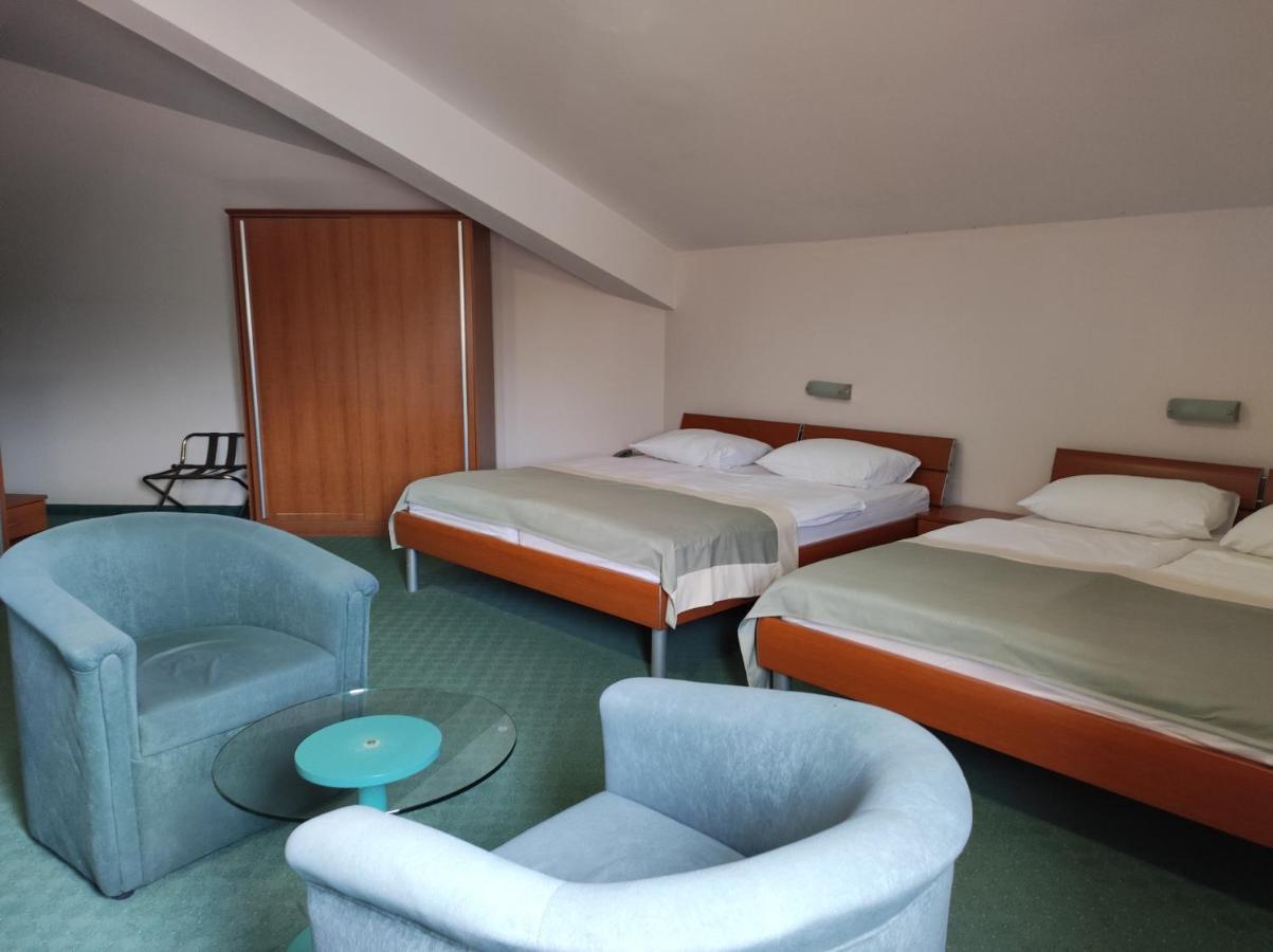 Hotel Bacchus 리브노 외부 사진